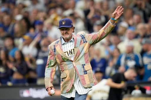Robin Yount and Brewers' broadcast team pay tribute to Bob Uecker by borrowing from his wardrobe