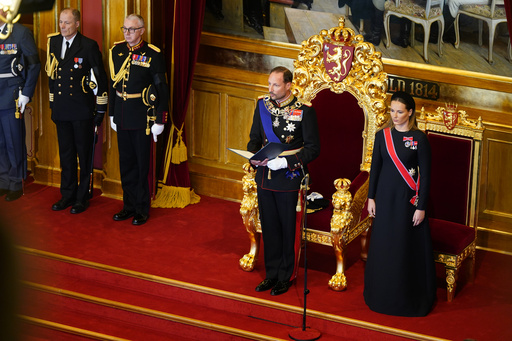 King Haakon VIII pledges an oath of allegiance to Norway's constitution as his father lies in state