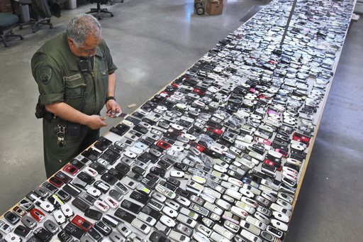 FCC taking steps that would allow US prisons to jam prisoners' cellphone signals