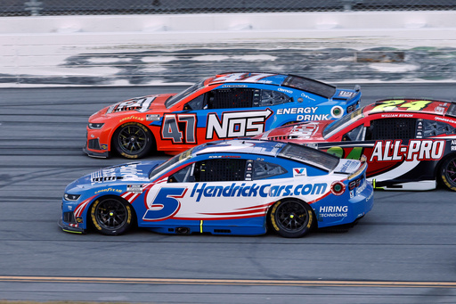 Chase leader Kyle Larson has easier path to 3rd NASCAR championship after surviving Talladega chaos