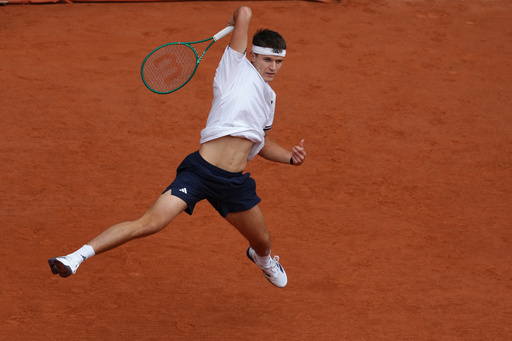 Zverev beats Mensik in French Open semifinals and will face Cobolli for elusive Grand Slam title